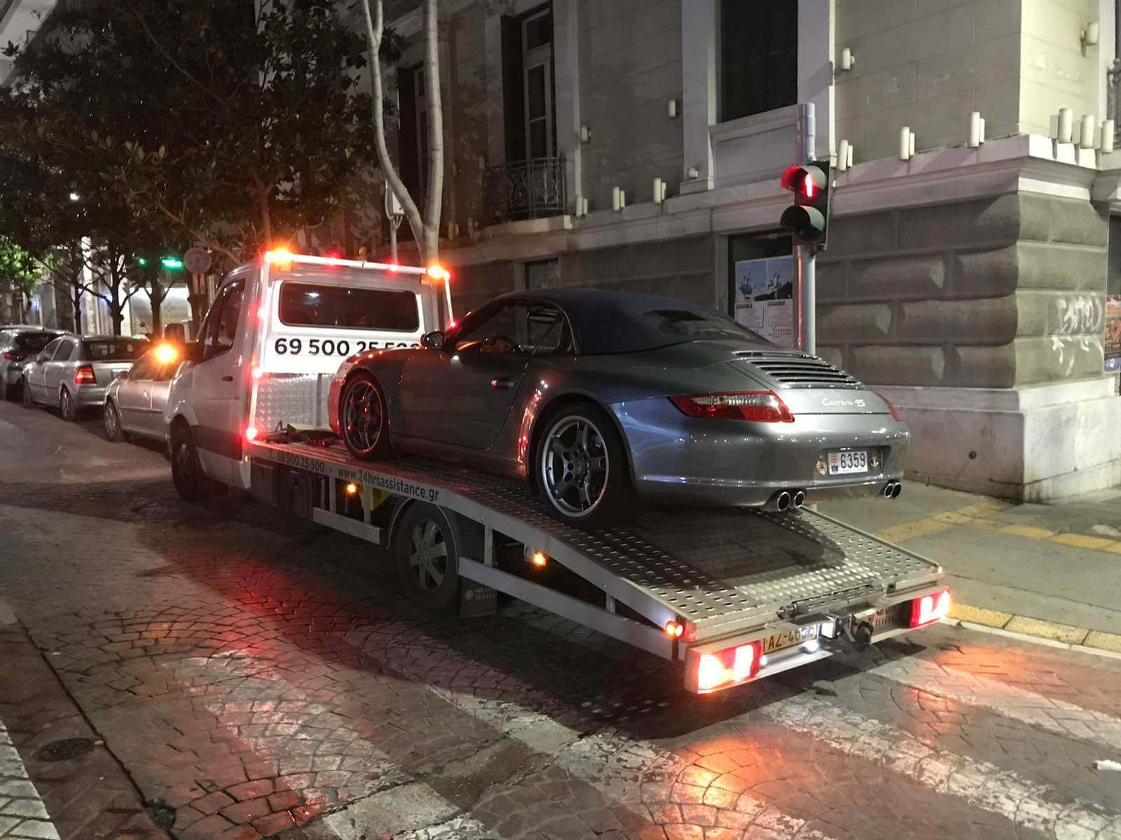 Γερανός σε επιχείρηση ρυμούλκησης